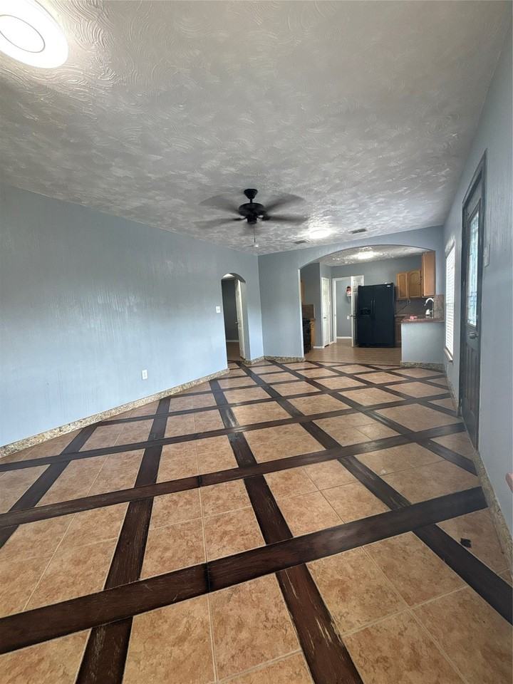 2218 Rockefeller Blvd - Photo 5 of 11