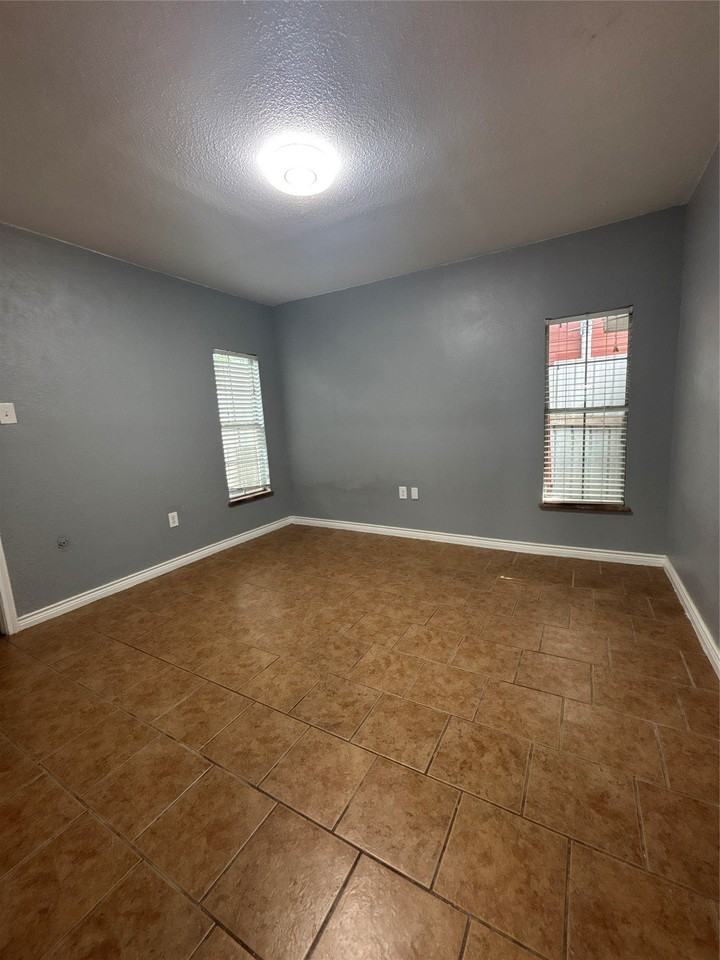 2218 Rockefeller Blvd - Photo 7 of 11