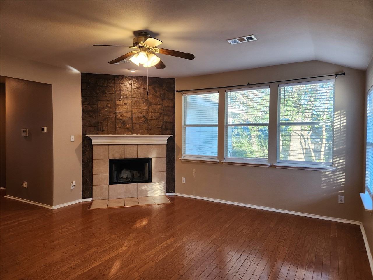 3913 Chimney Rock Dr - Photo 3 of 23