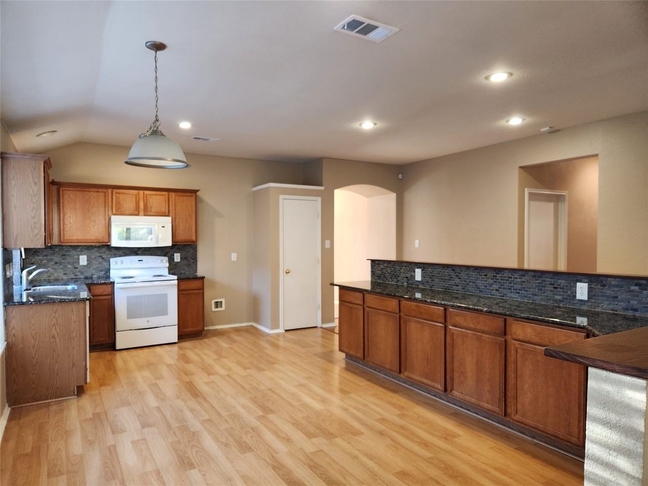 3913 Chimney Rock Dr - Photo 5 of 23