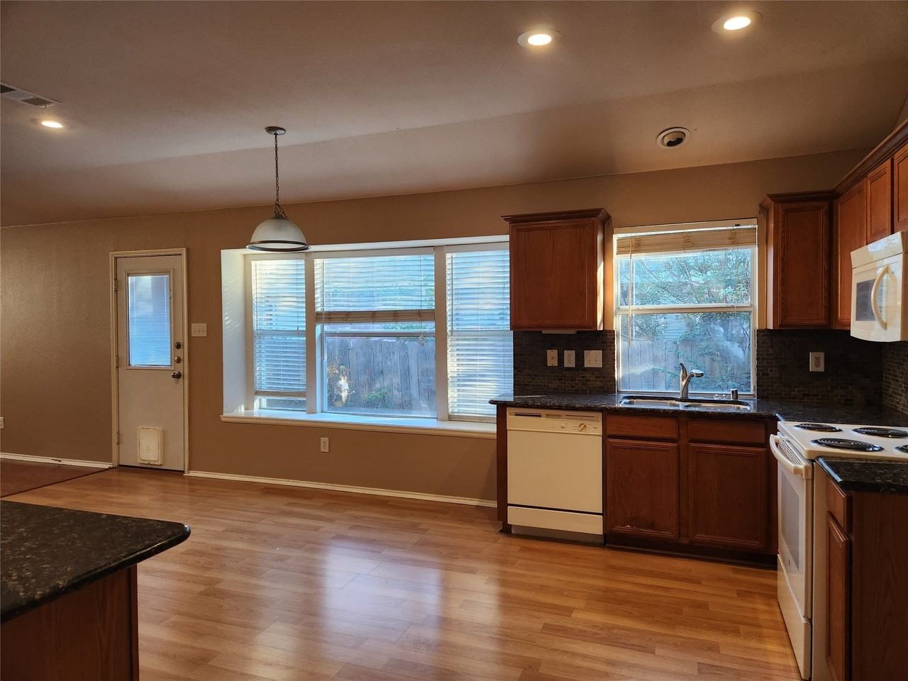 3913 Chimney Rock Dr - Photo 6 of 23