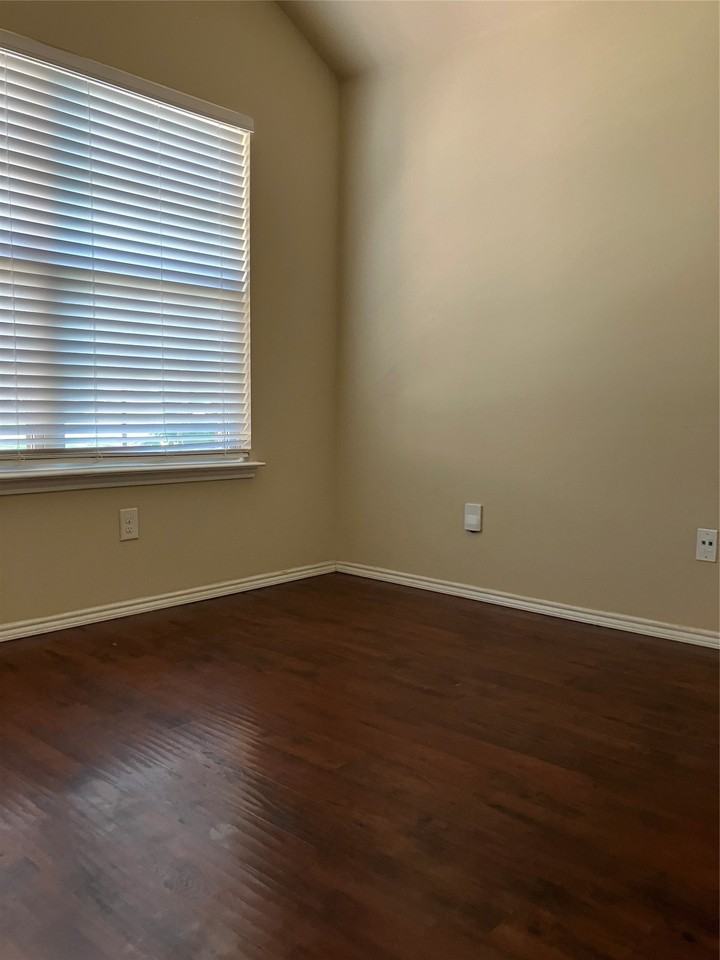 1445 Whitewater Dr - Photo 4 of 15