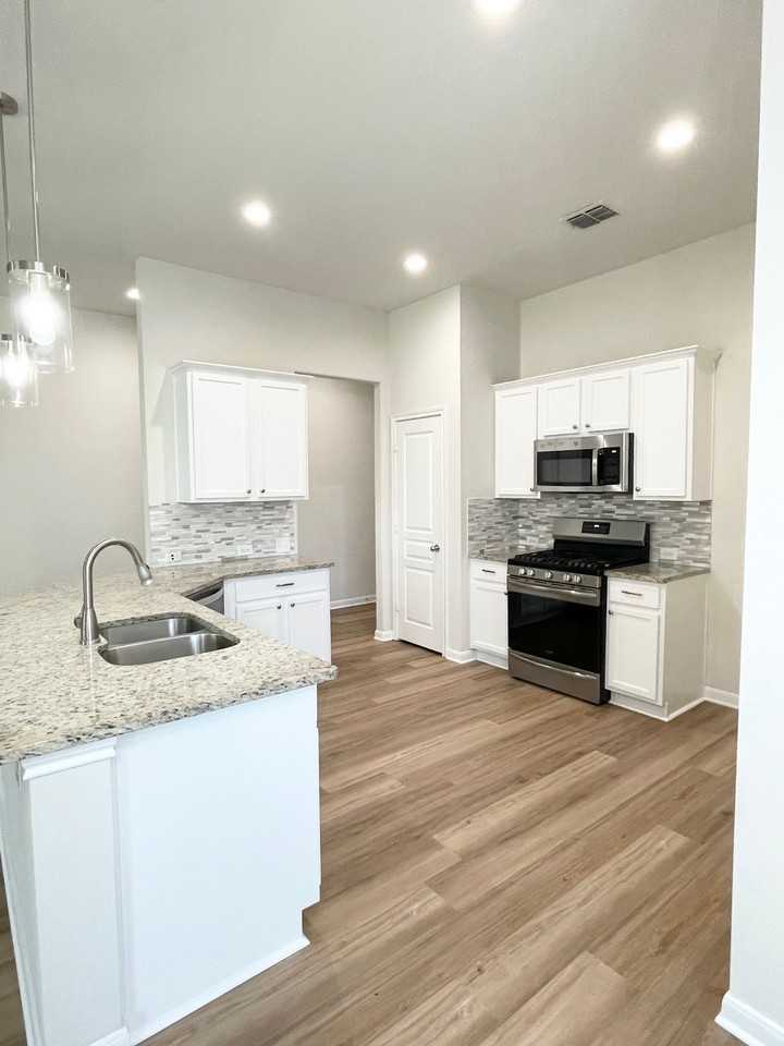 2705 Lumina Dr - Photo 4 of 22