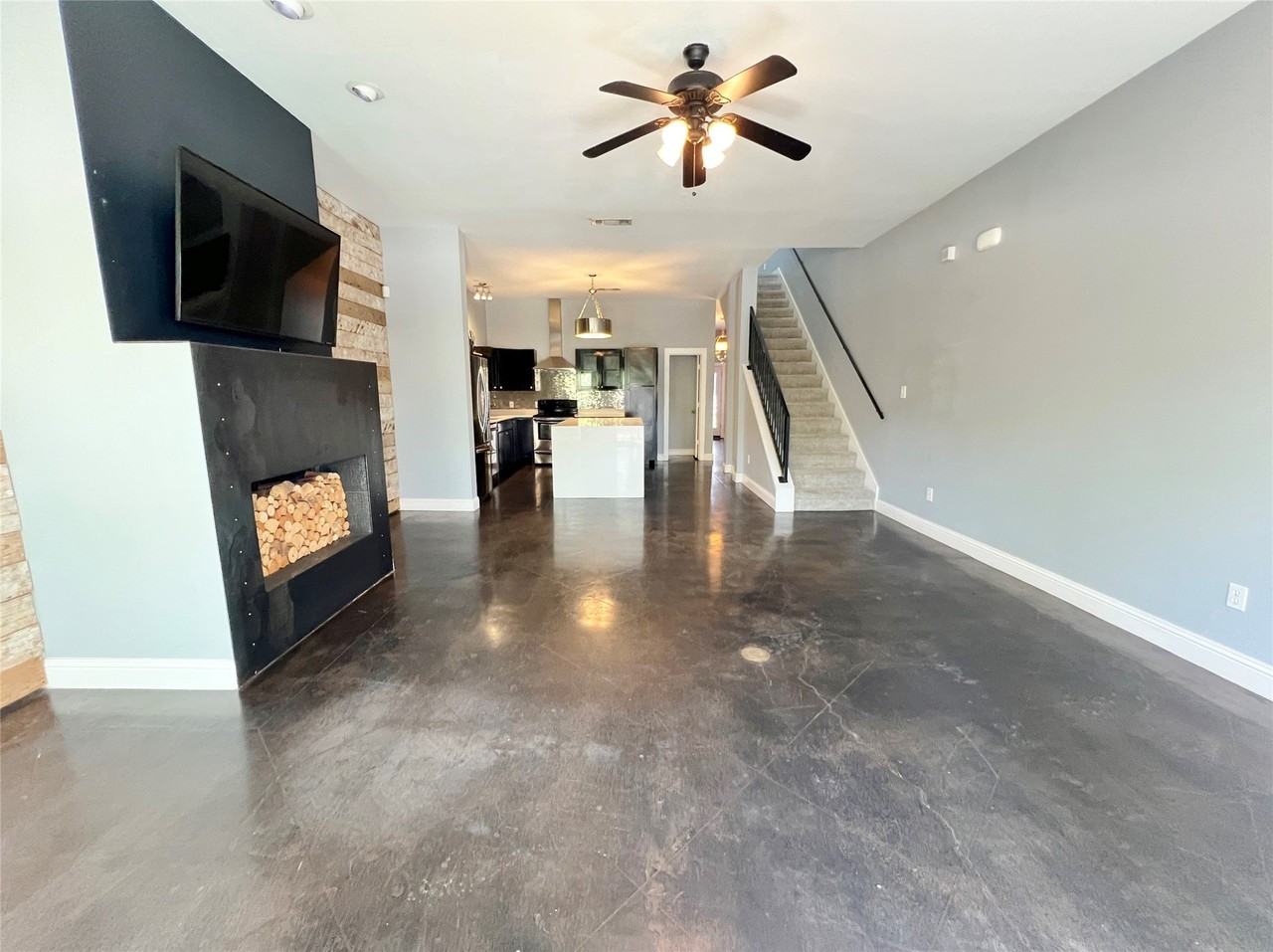 1813 S Ervay St - Photo 5 of 28