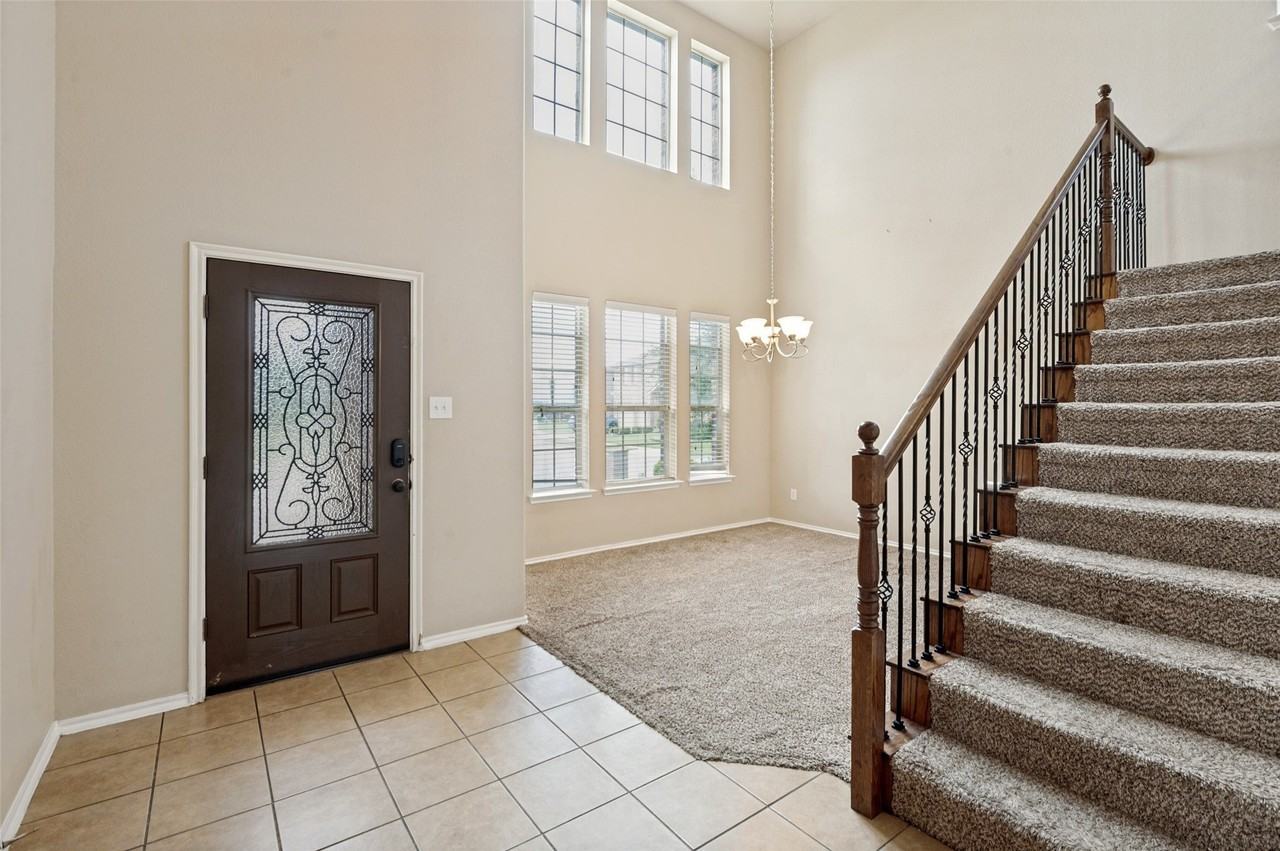 1305 Lone Pine Dr - Photo 2 of 25
