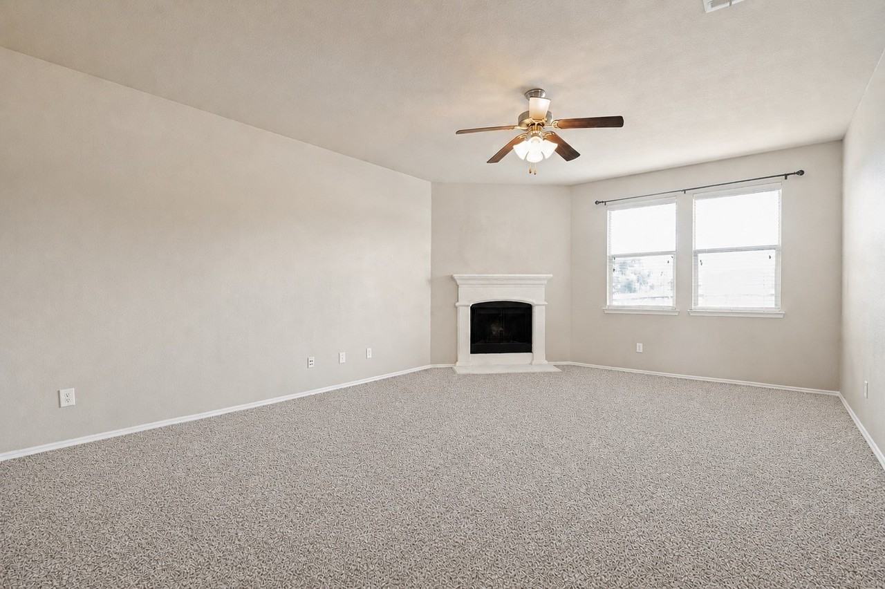 1305 Lone Pine Dr - Photo 3 of 25