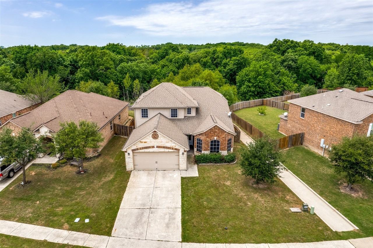 1608 Persimmon Dr - Photo 4 of 33