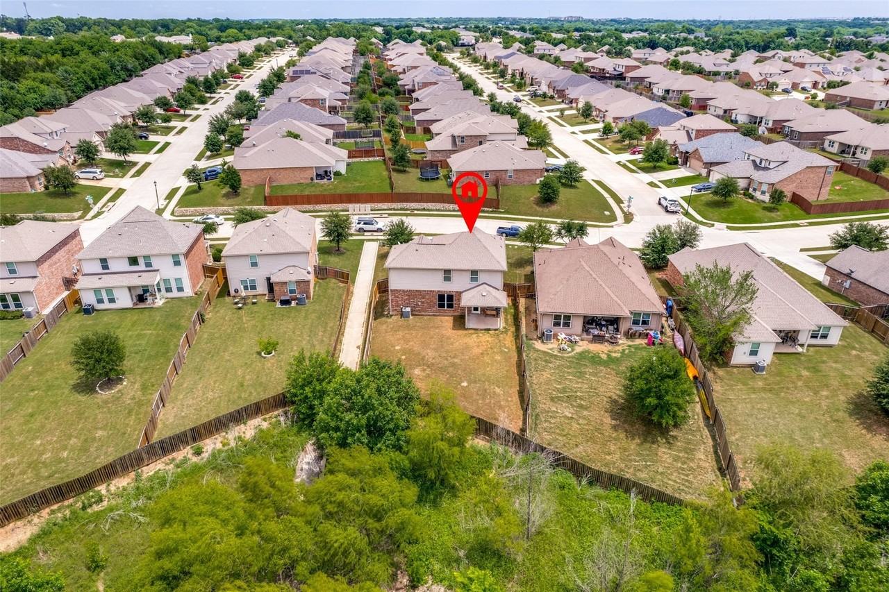 1608 Persimmon Dr - Photo 5 of 33