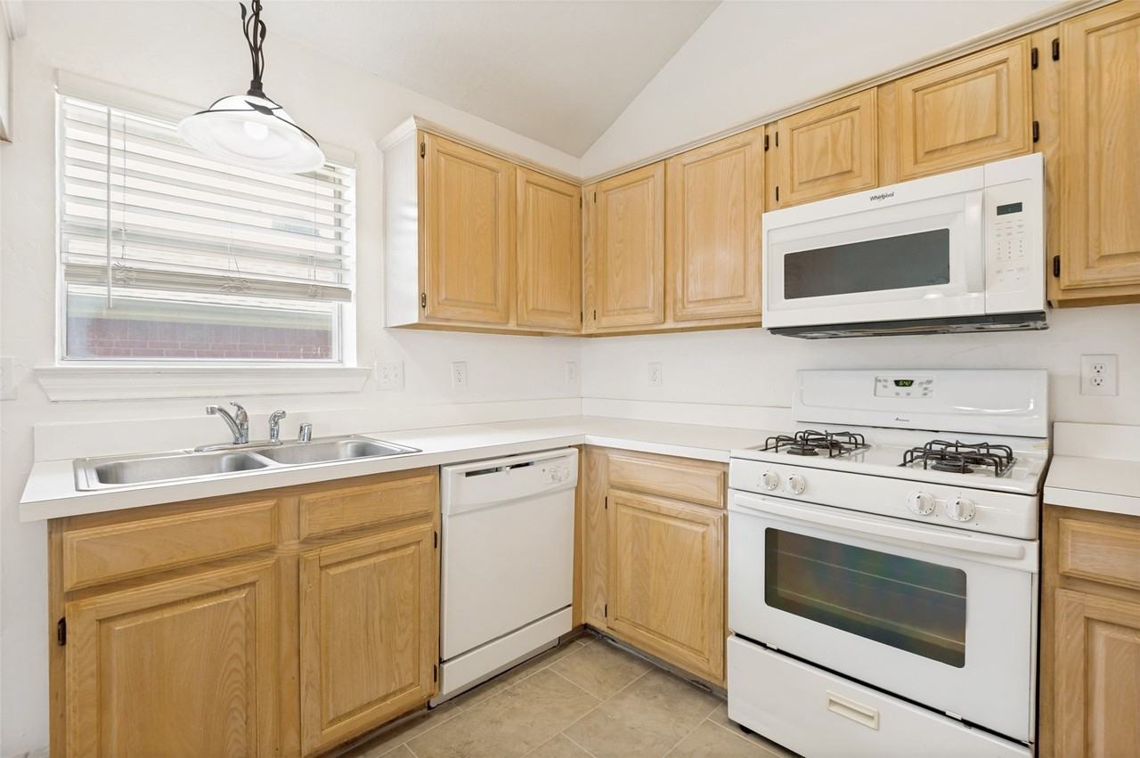 8116 Ship St - Photo 5 of 14