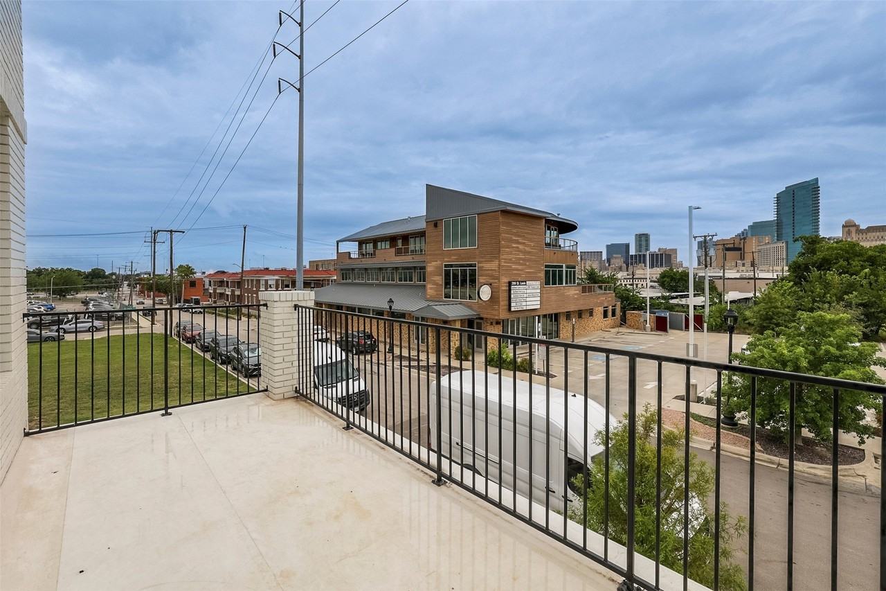 309 W Daggett Ave #205 - Photo 7 of 13