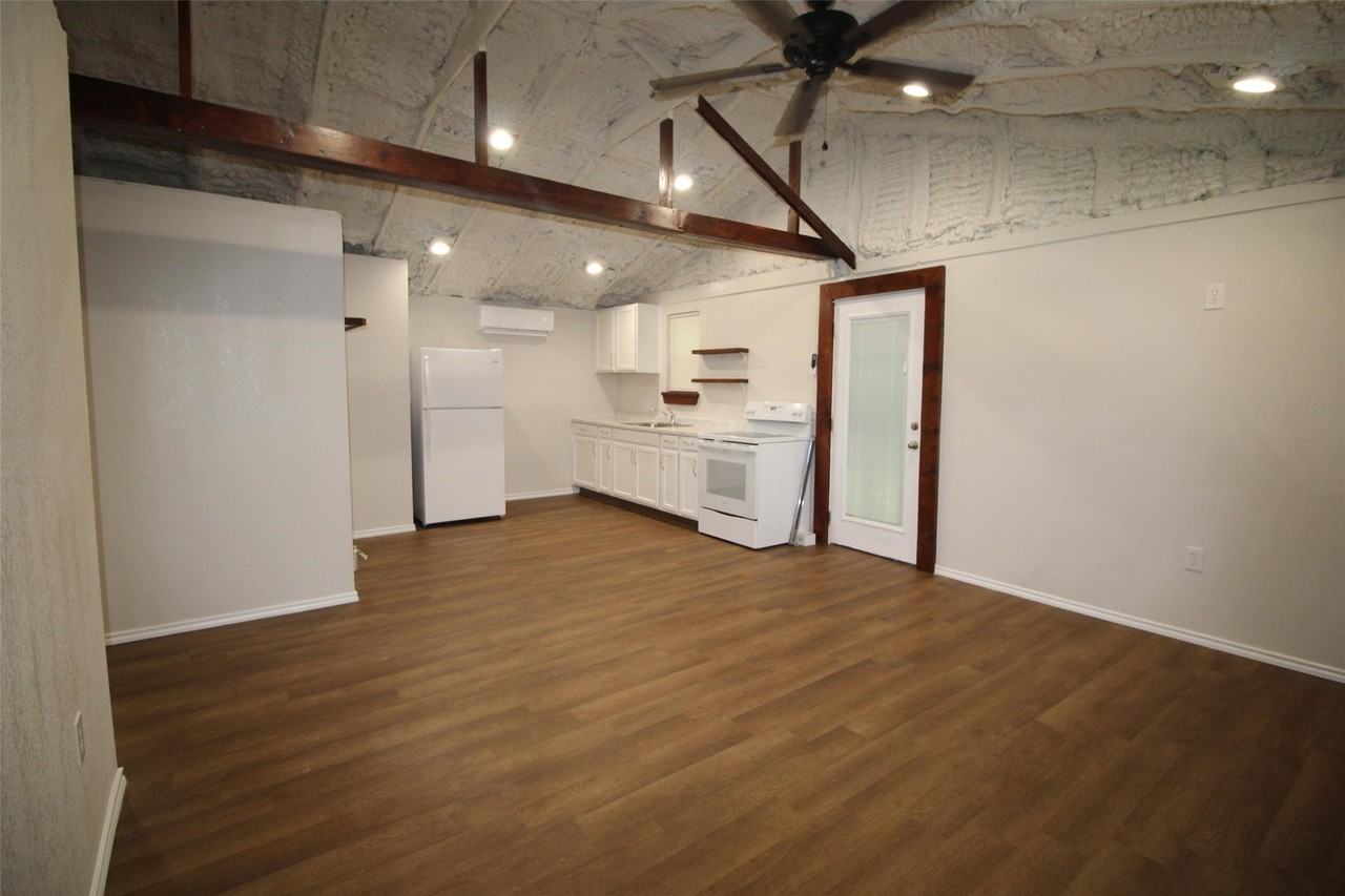 213 N Waldrip St - Photo 3 of 16