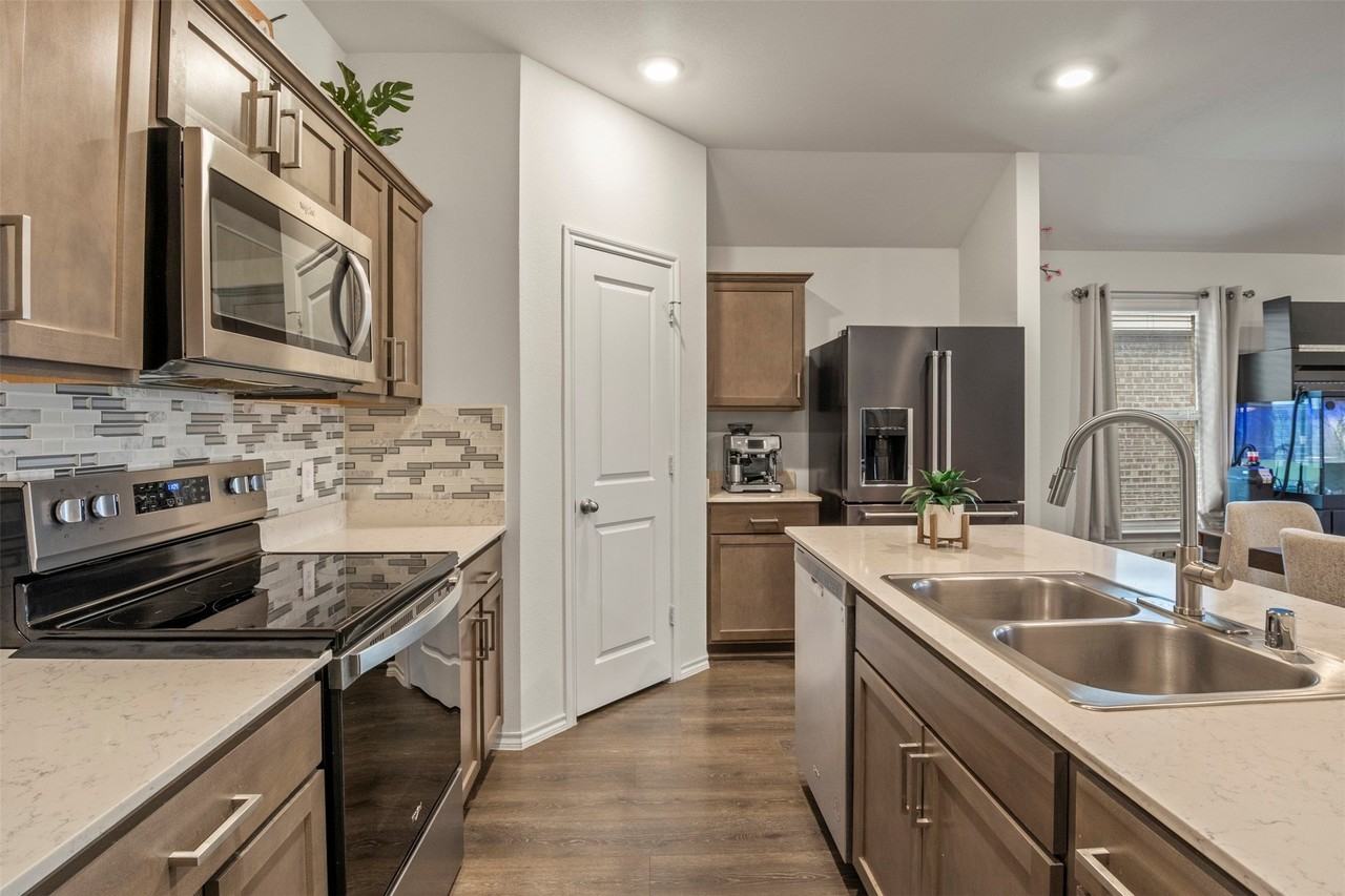 2038 Croton Ave - Photo 2 of 34