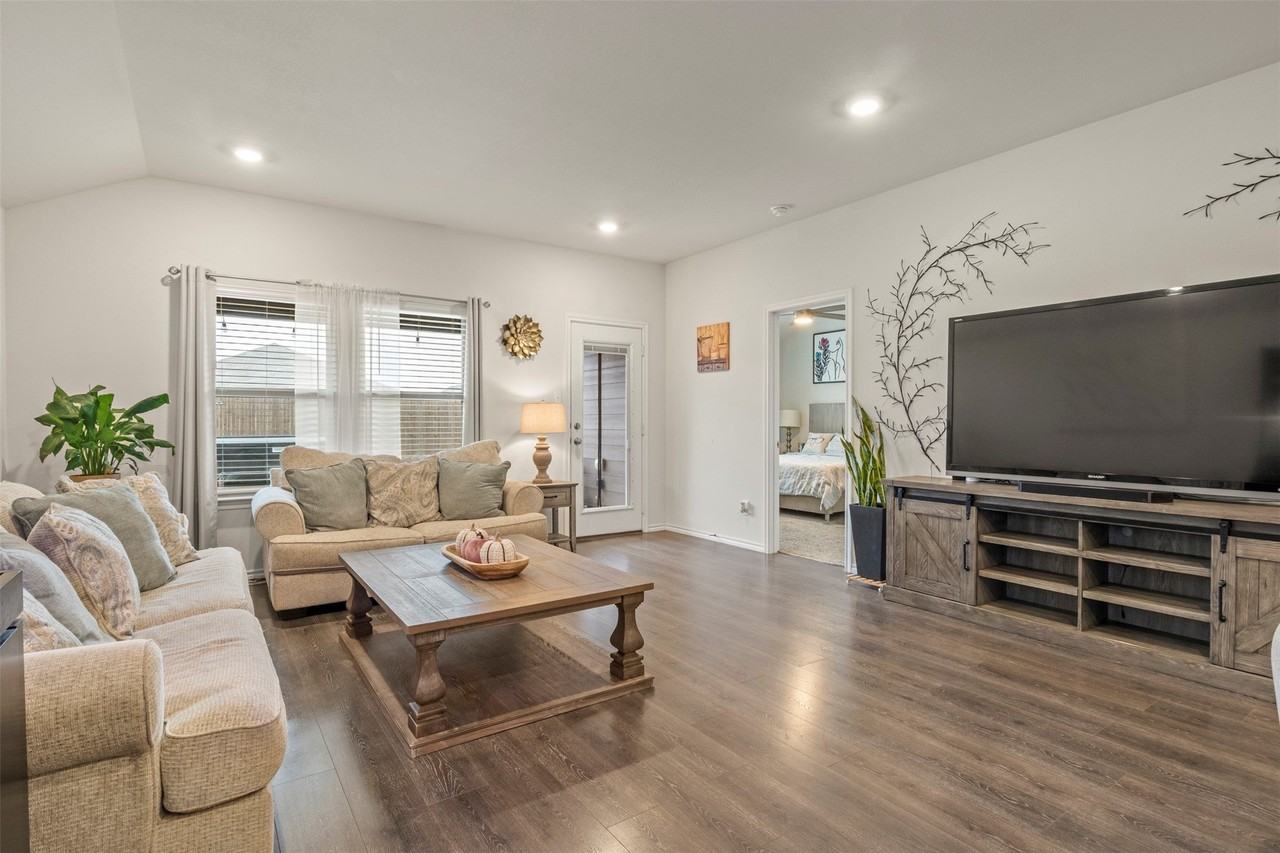 2038 Croton Ave - Photo 3 of 34