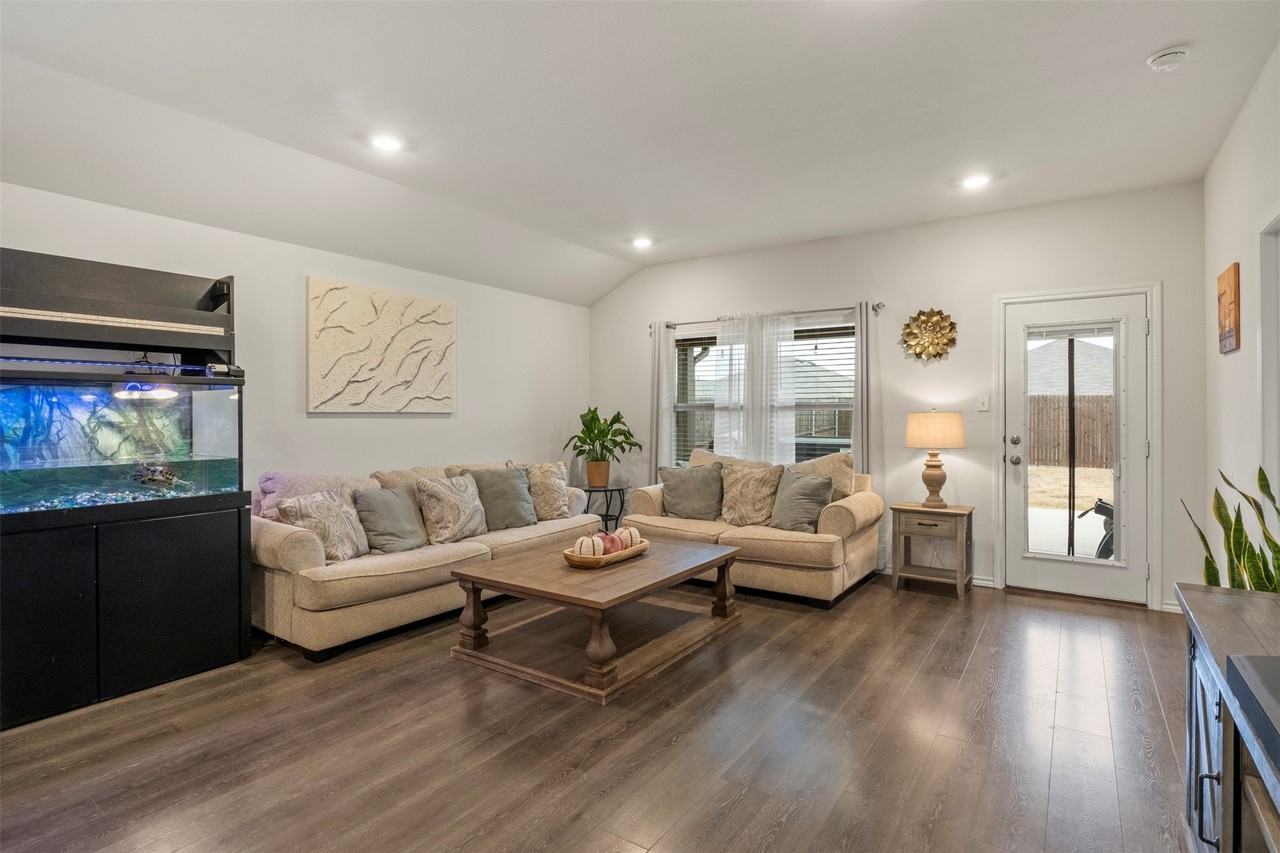 2038 Croton Ave - Photo 5 of 34