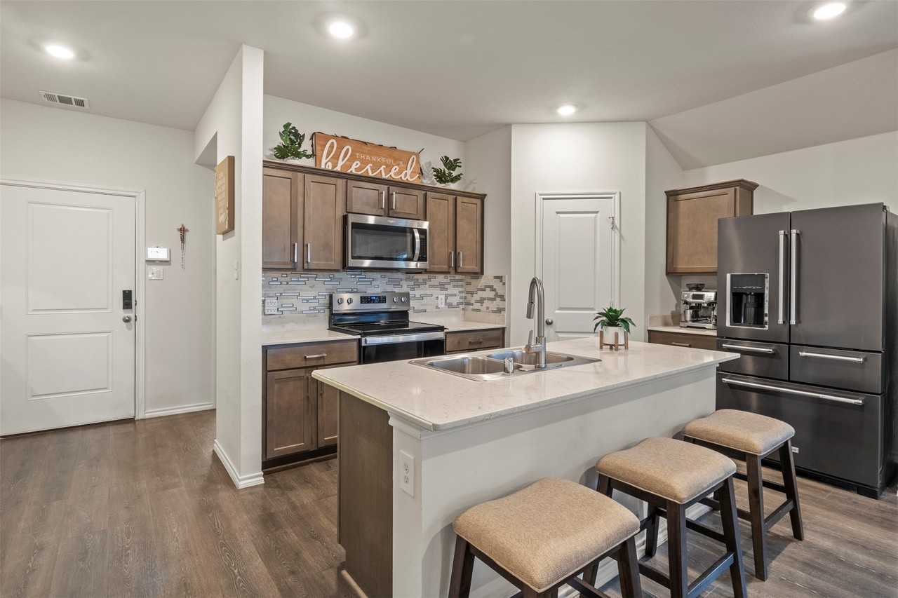 2038 Croton Ave - Photo 7 of 34