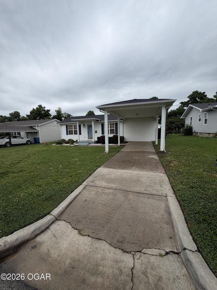 2815 E 16th St - Photo 2 of 16