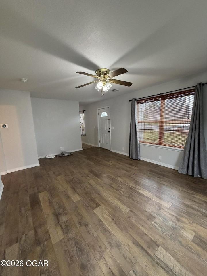 2815 E 16th St - Photo 4 of 16