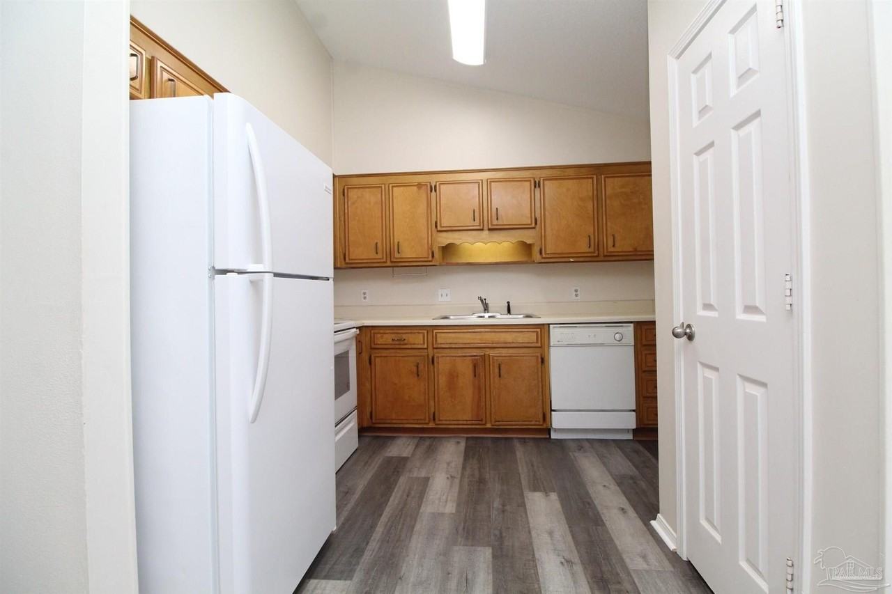 8126 Crystal Wells Pl - Photo 5 of 20