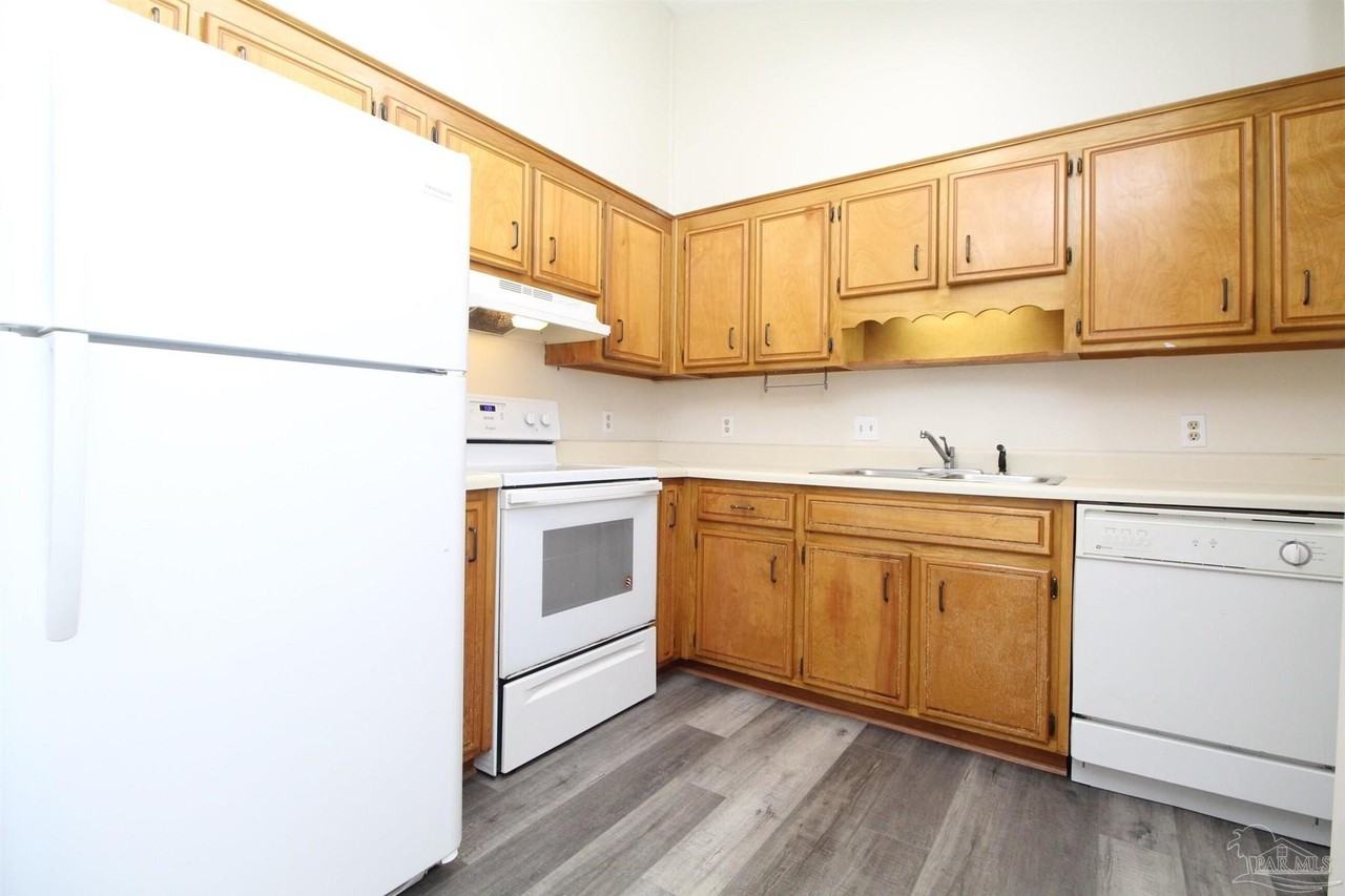 8126 Crystal Wells Pl - Photo 7 of 20