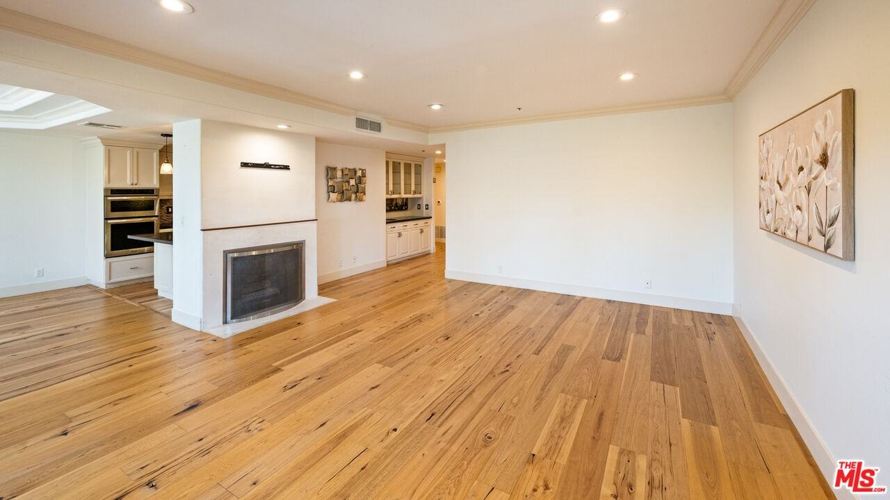 575 S Barrington Ave #305 - Photo 2 of 8