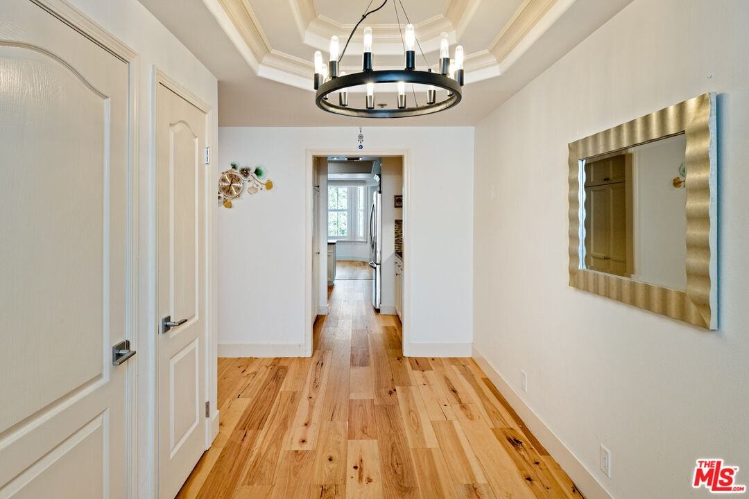 575 S Barrington Ave #305 - Photo 3 of 8