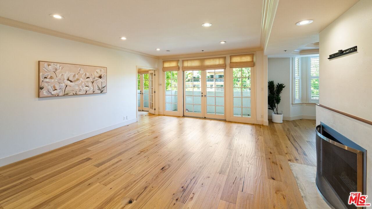 575 S Barrington Ave #305 - Photo 4 of 8