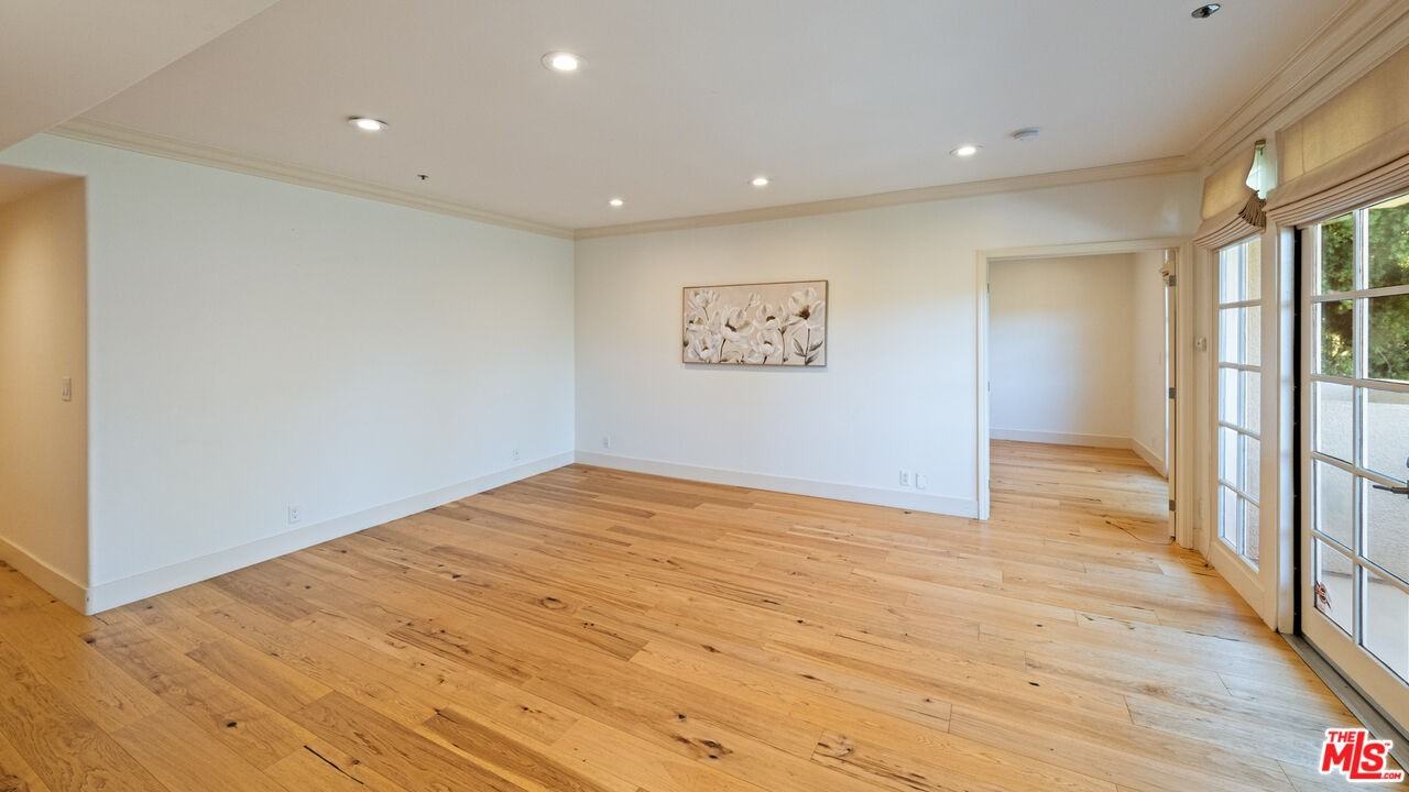 575 S Barrington Ave #305 - Photo 5 of 8