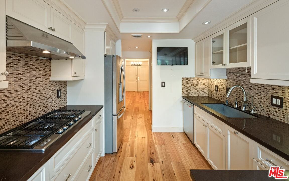 575 S Barrington Ave #305 - Photo 6 of 8