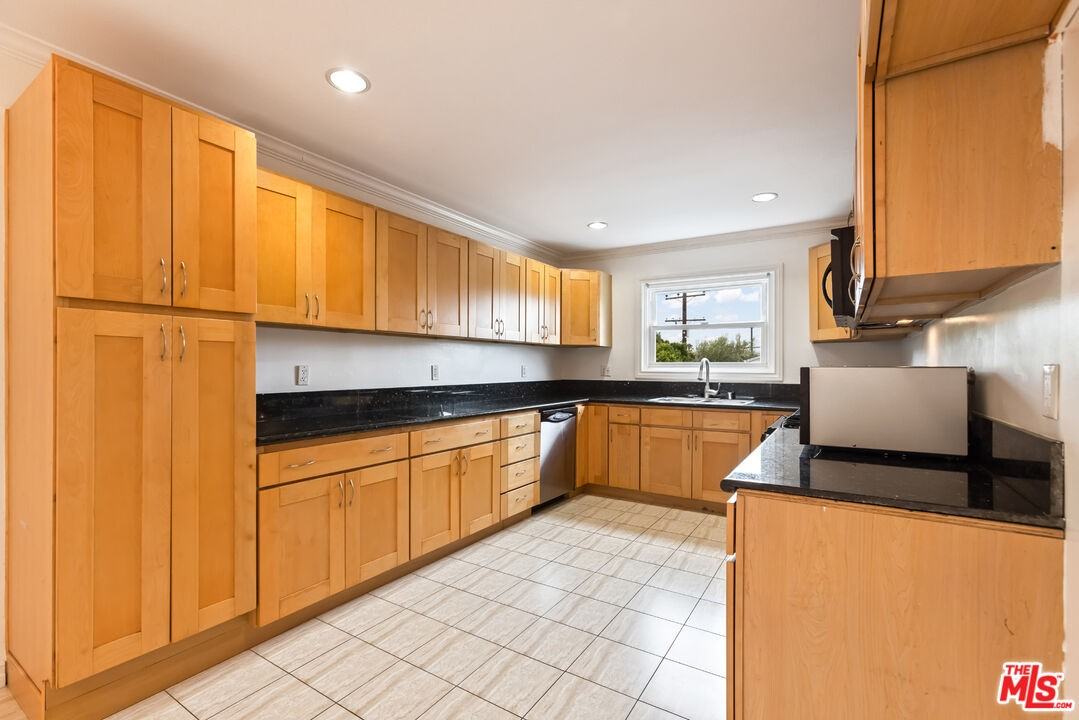 1226 Franklin St #4 - Photo 7 of 8