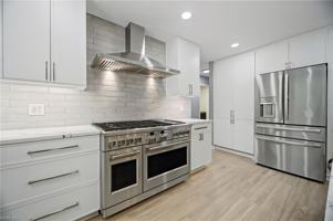 featured image of 1044 Commodore Dr