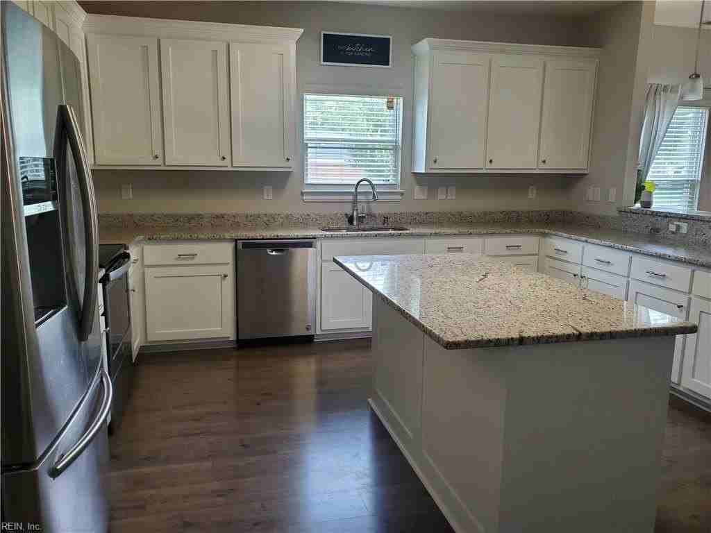 1231 Stewart St - Photo 5 of 27