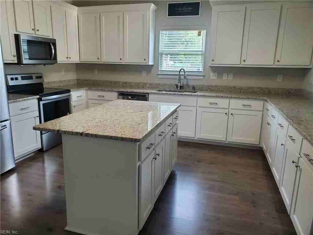 1231 Stewart St - Photo 6 of 27
