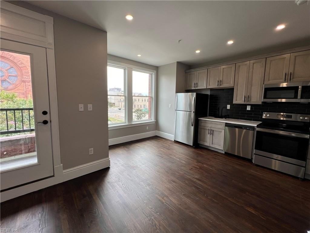 223 29th St #105 - Photo 5 of 26