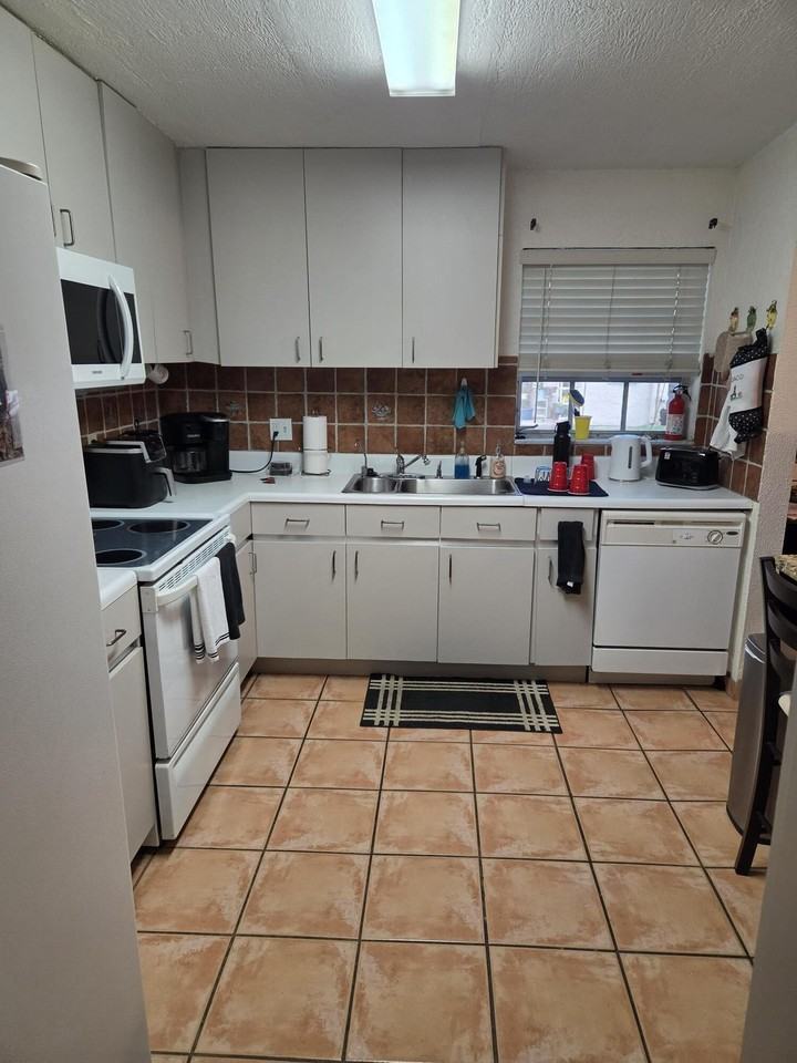 3062 Riverside Dr #4F - Photo 5 of 9