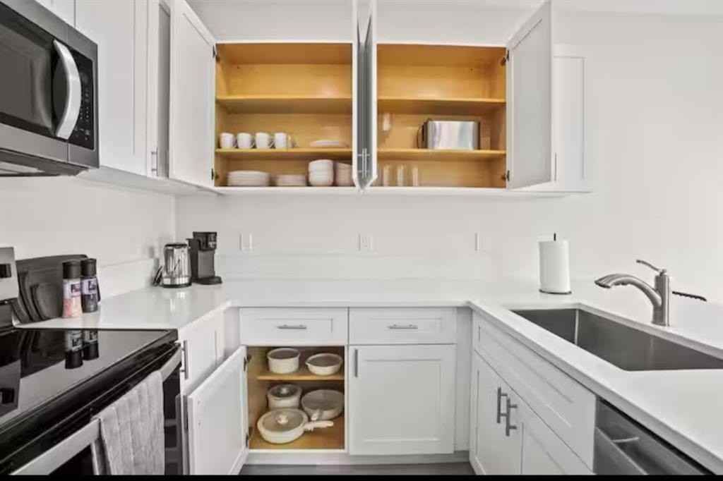 1547 W 26th Ct #2 - Photo 4 of 18