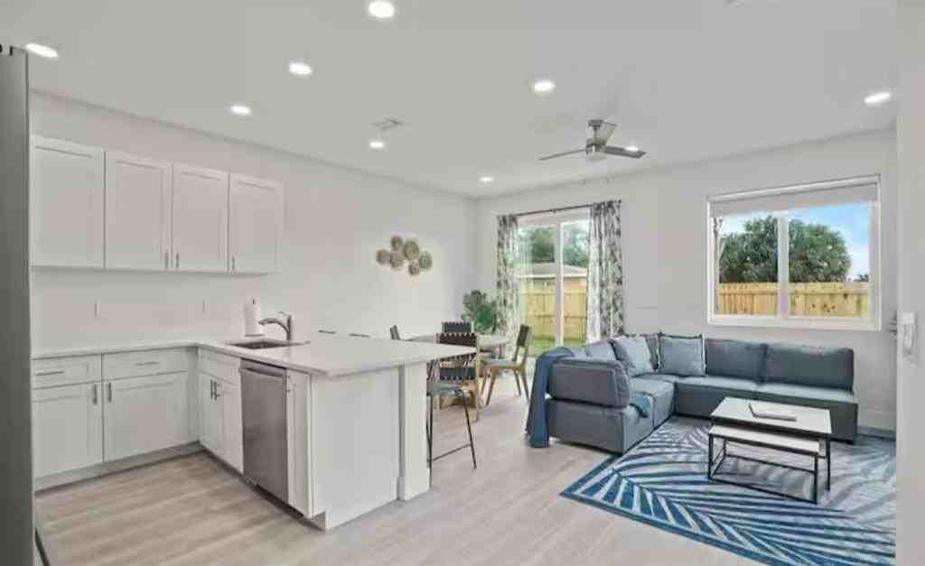 1547 W 26th Ct #2 - Photo 5 of 18