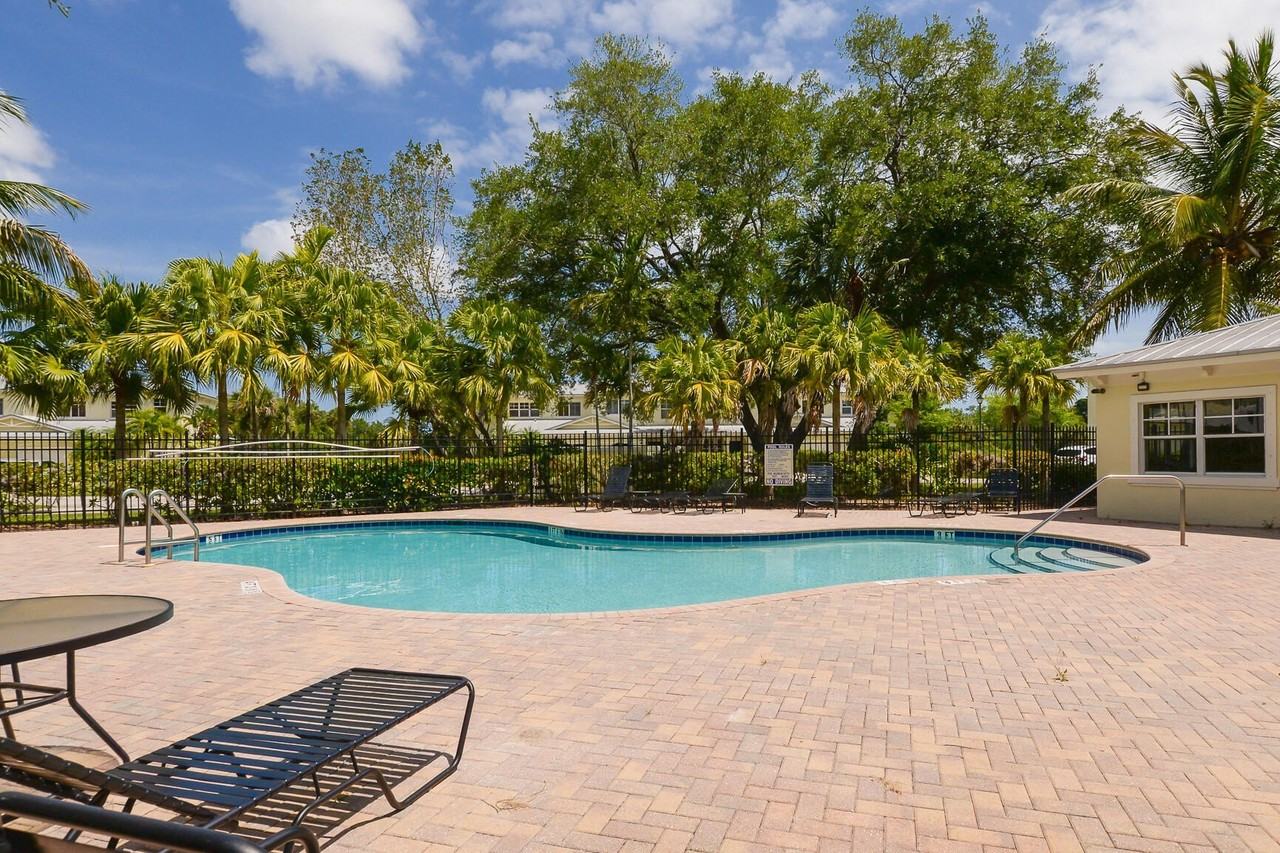 3902 Sabal Way - Photo 2 of 7