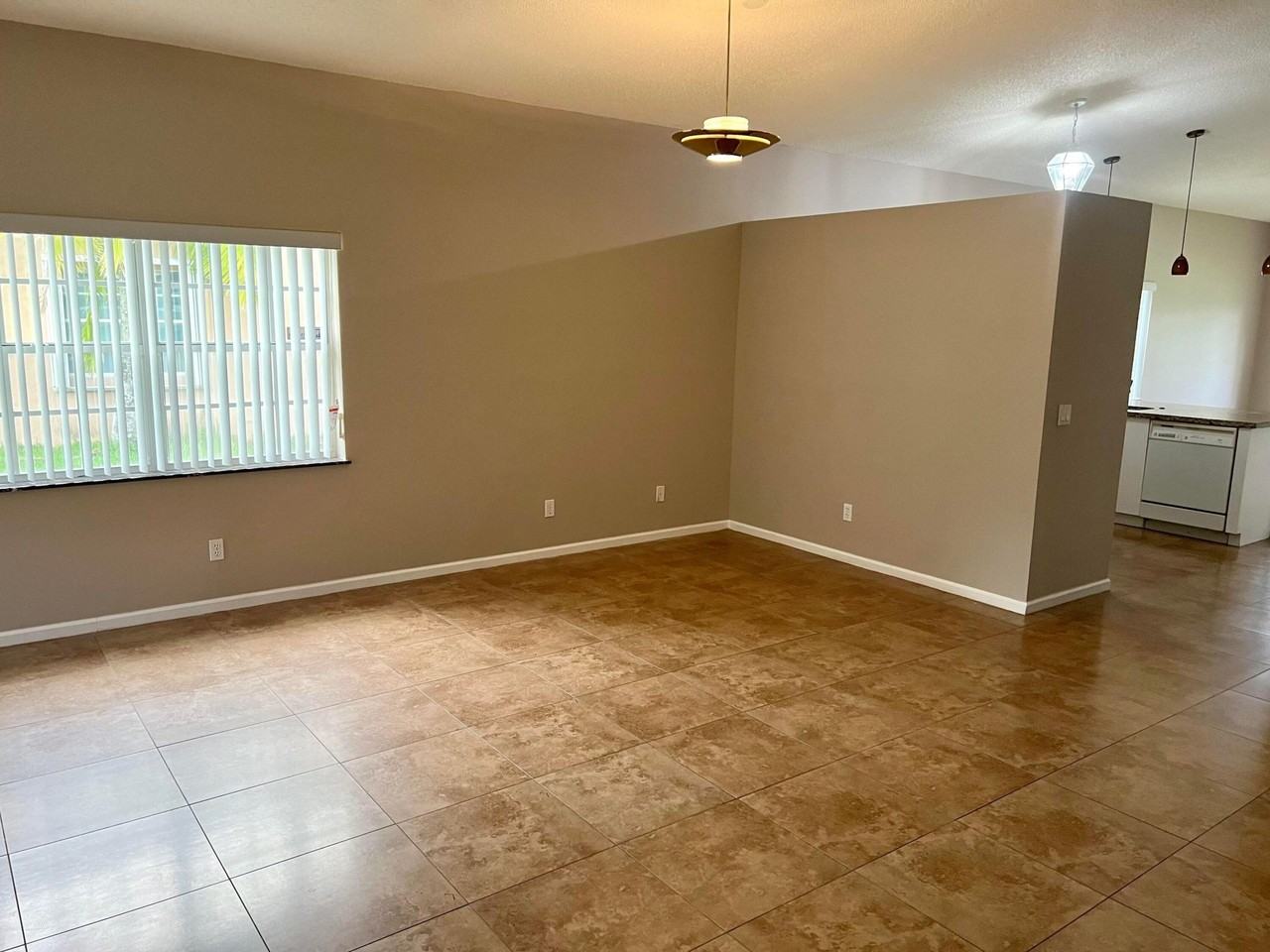 6365 Lansdowne Cir - Photo 5 of 30