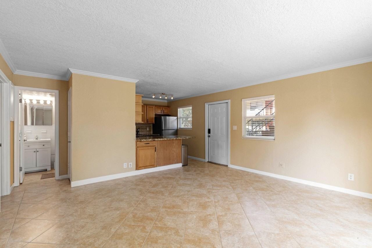 309 Ne 16th St #4 - Photo 5 of 24
