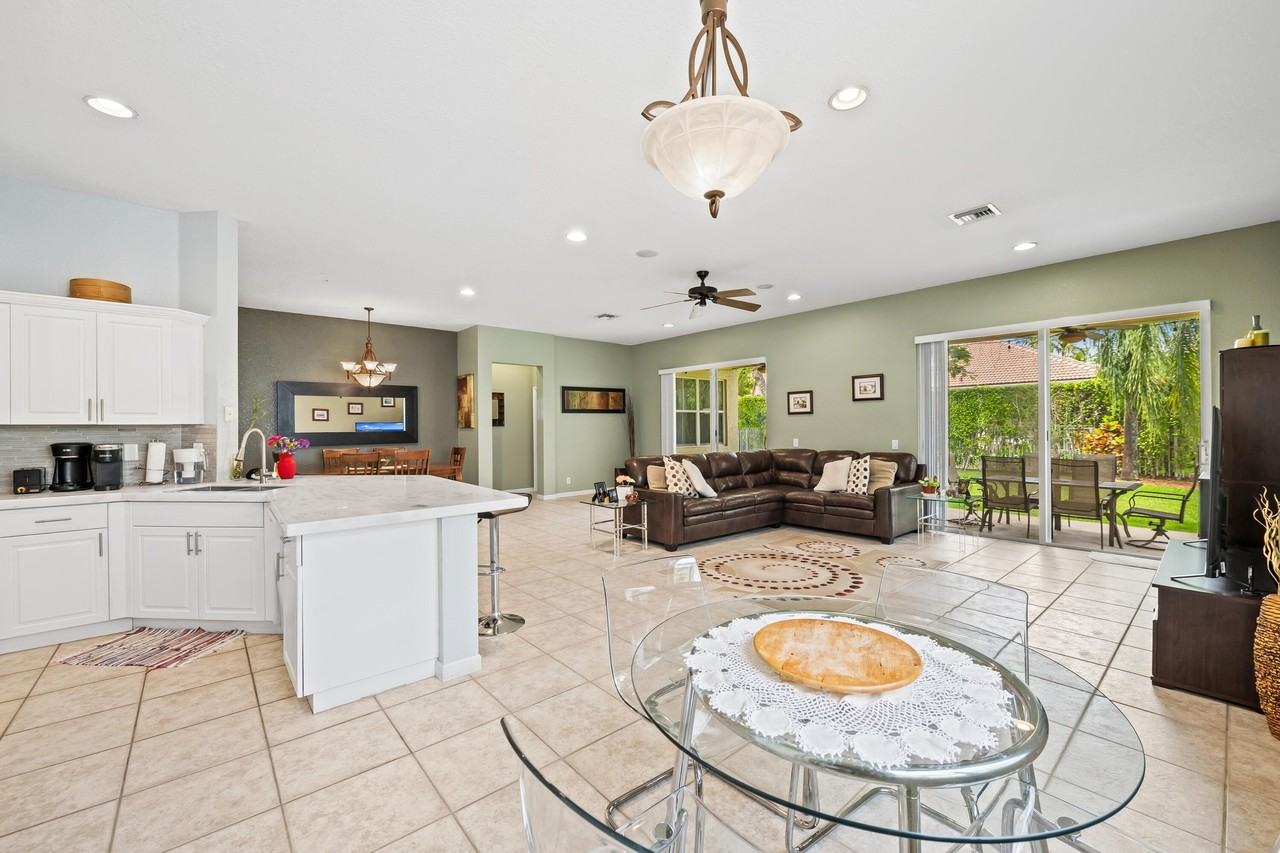 828 Vanda Ter - Photo 4 of 31