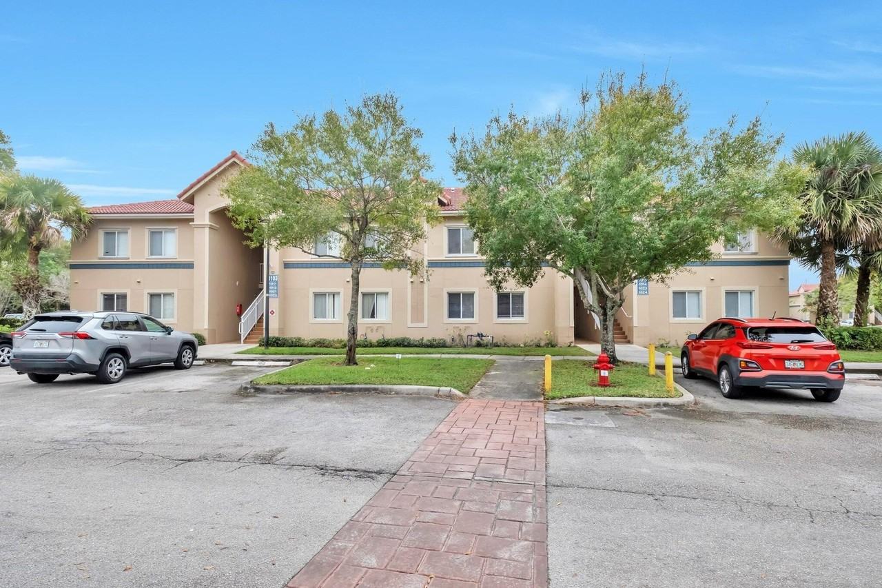 1103 Golden Lakes Blvd #1013 - Photo 4 of 26