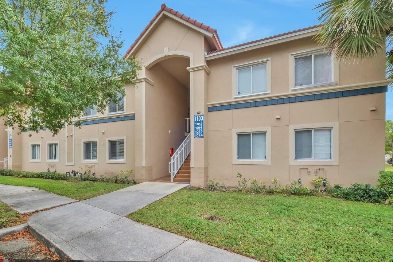 1103 Golden Lakes Blvd #1013 - Photo 5 of 26