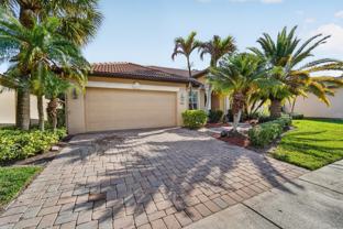 854 Sw Saint Tropez Ct - Photo 1 of 1
