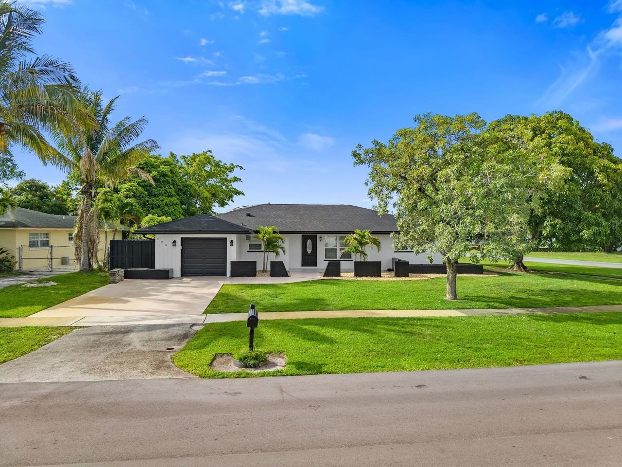 908 Hibiscus Dr