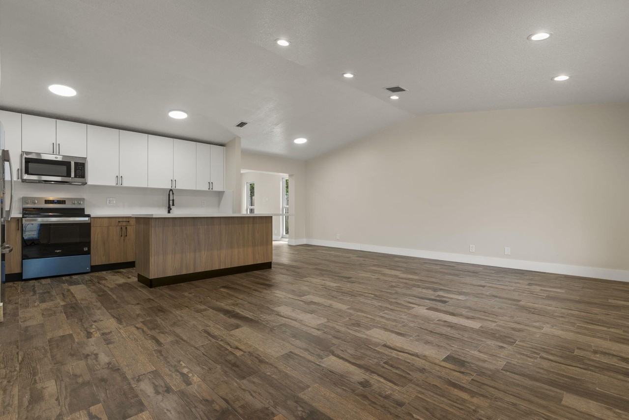 8915 Nw 26th Ct - Photo 5 of 18