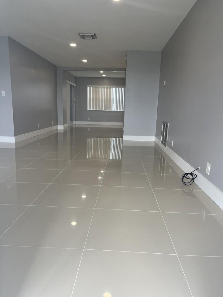 2396 Sw 13th Ave - Photo 5 of 35