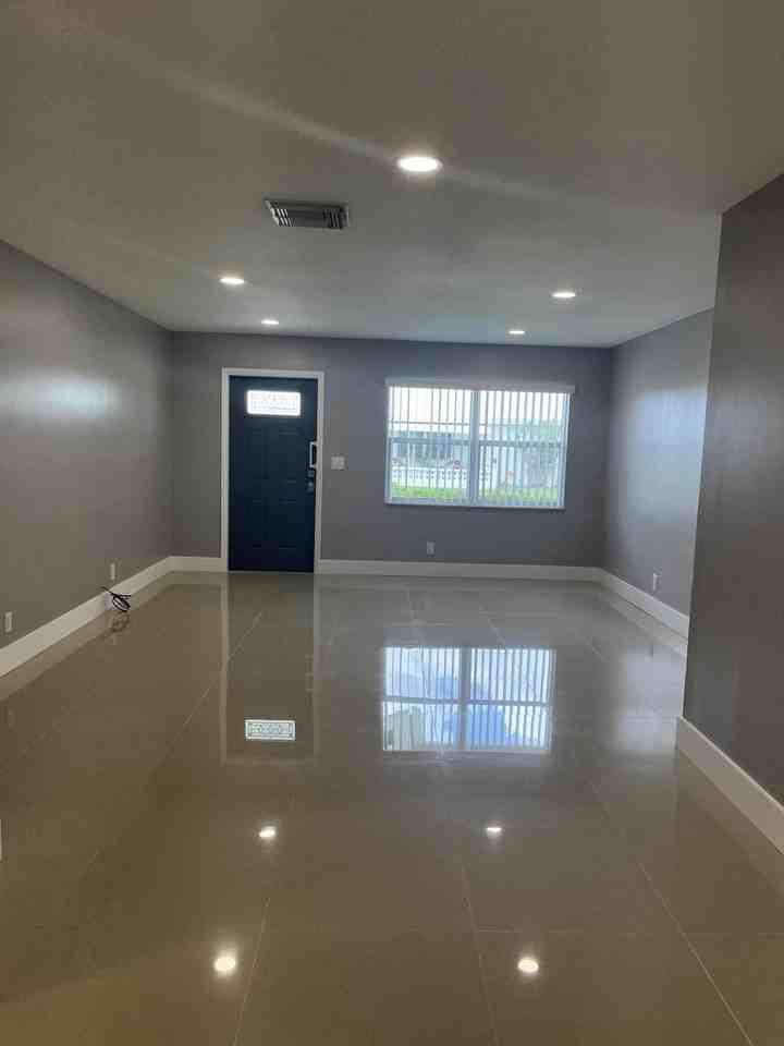 2396 Sw 13th Ave - Photo 7 of 35