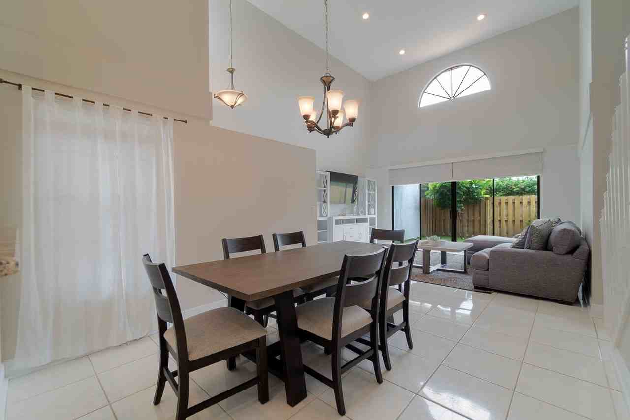 13547 Fountain View Blvd - Photo 6 of 32