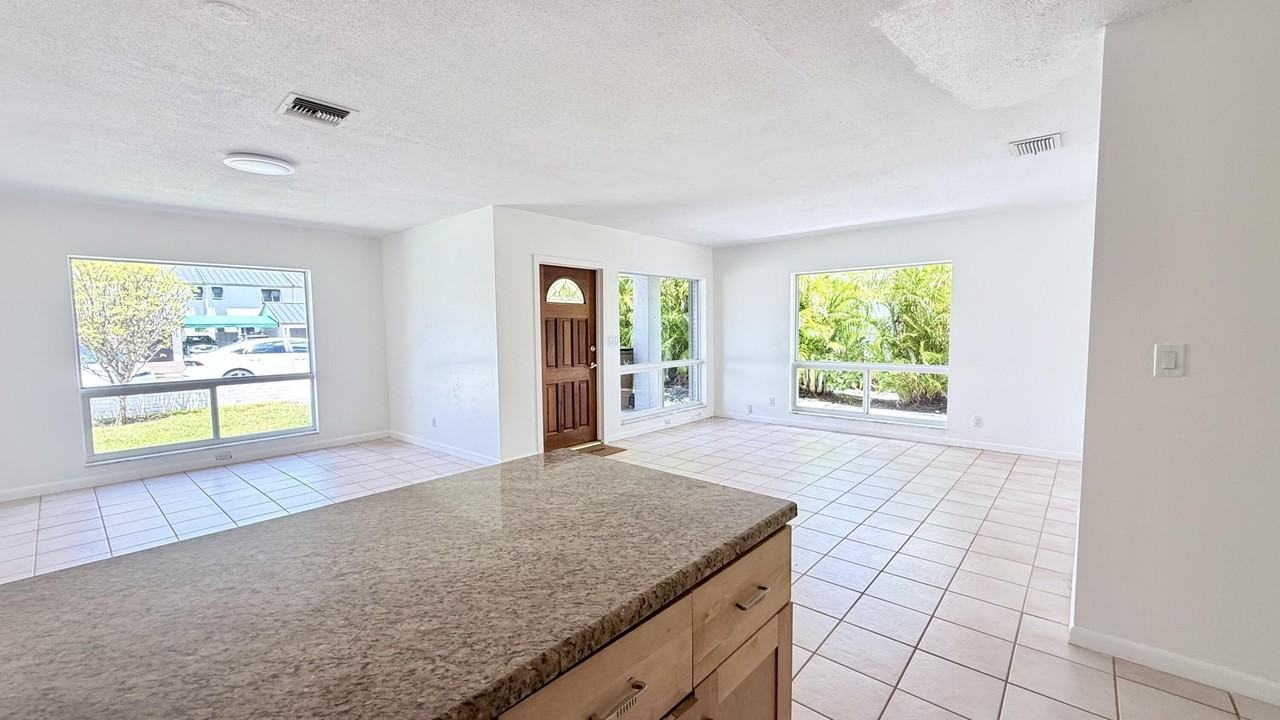 620 Ne 19th Ave #N - Photo 3 of 13
