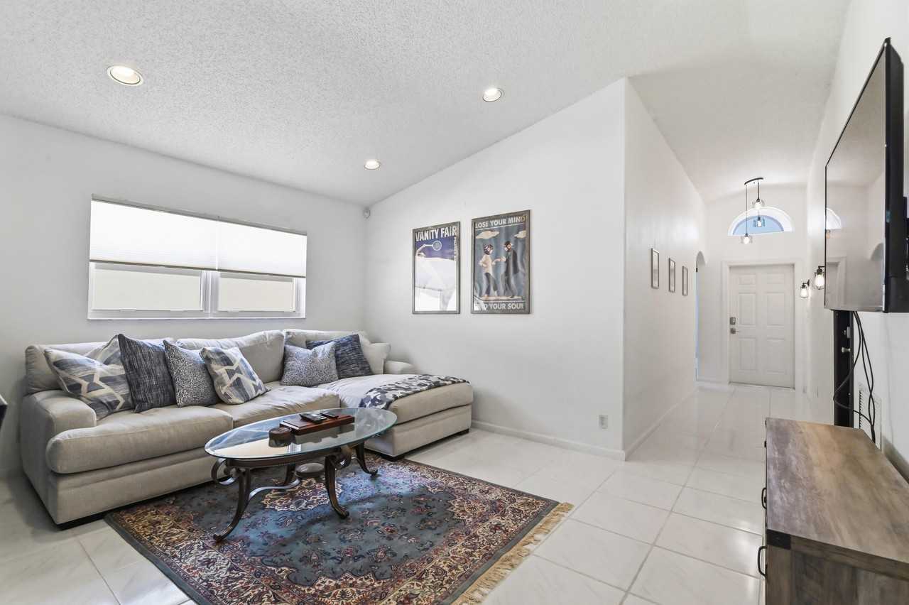 5690 Green Island Dr - Photo 4 of 22